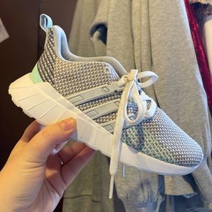 Adidas Youth Girls Sneakers Size 1 NEW IN BOX